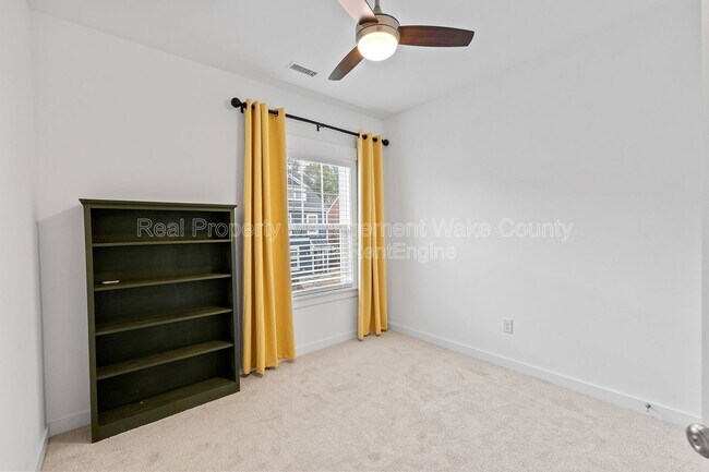 Building Photo - 410 Triumph Ln