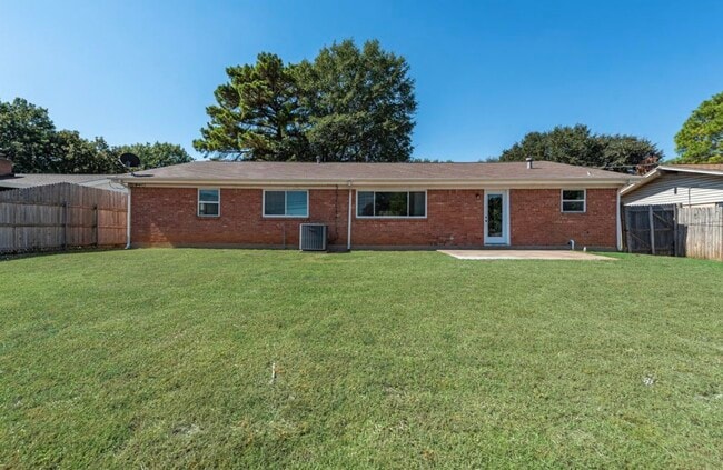 Building Photo - 411 Yorkshire Dr