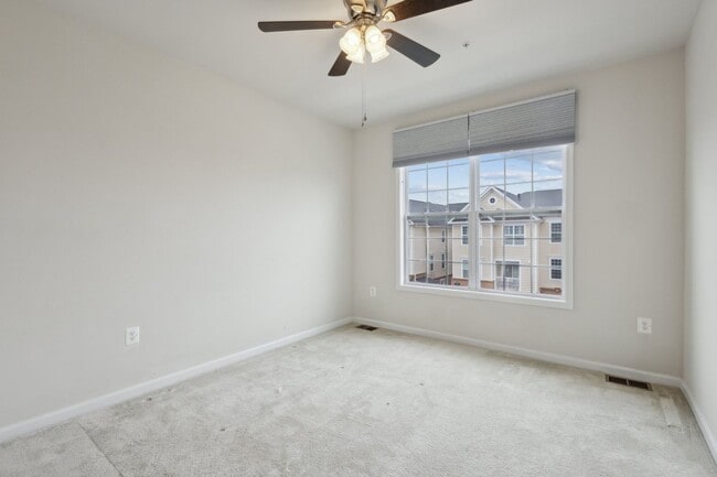 Building Photo - Beautiful end-unit condo townhome located ...