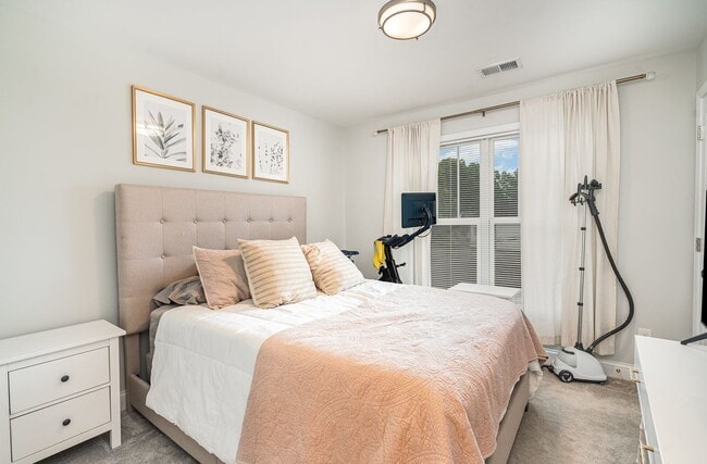 Building Photo - Charming 3-Bedroom Townhome Close to Every...