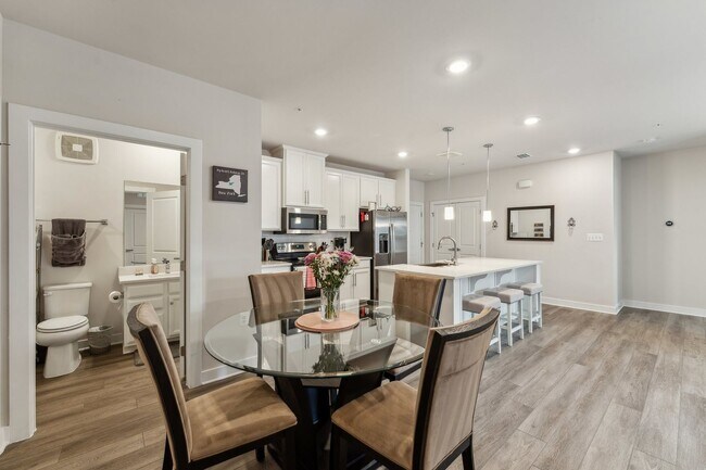 Building Photo - Gorgeous 2bd/2ba modern condo w/balcony located conveniently in MOSAIC AT WOODLAND PARK in Herndon.