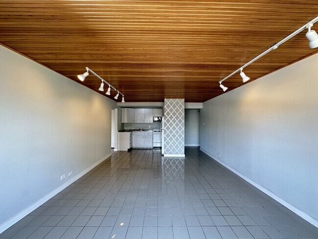 Building Photo - 428 W Wellington Ave