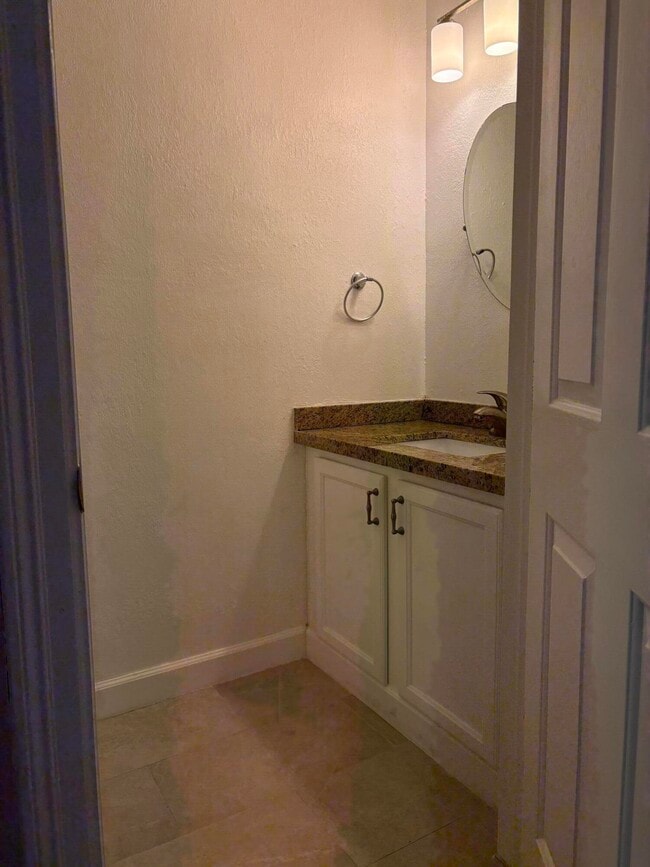 Building Photo - 833 Millbrae Ct