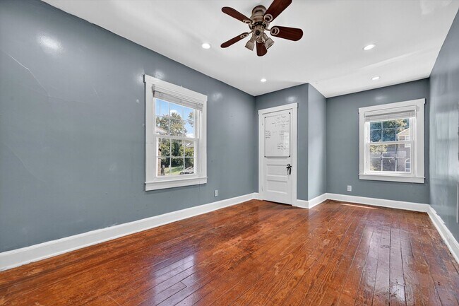 Building Photo - OPEN HOUSE on Sunday Feb 15th from 12 - 2 PM  Turn-key Ready 3 BR 1 BA in Newburgh, NY -$2700