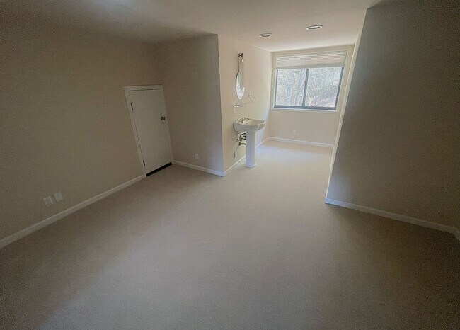 Building Photo - $5495 - Large Gorgeous 3/2 Tri-Level Home ...
