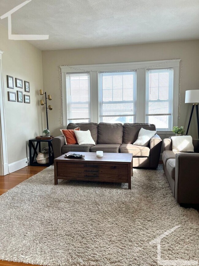 Building Photo - Free Laundry, Parking, Stainless Steel appliances, Backyard