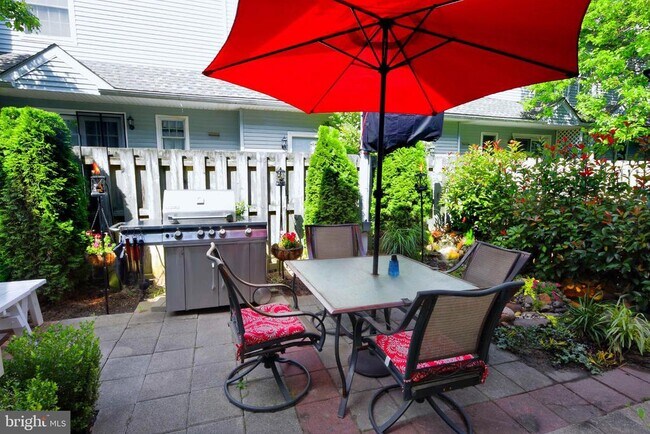 Building Photo - 10 Caravel Ct