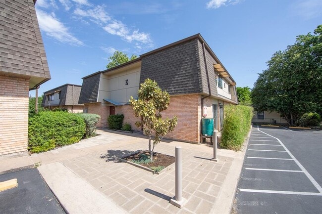 Building Photo - 5506 Grover Ave