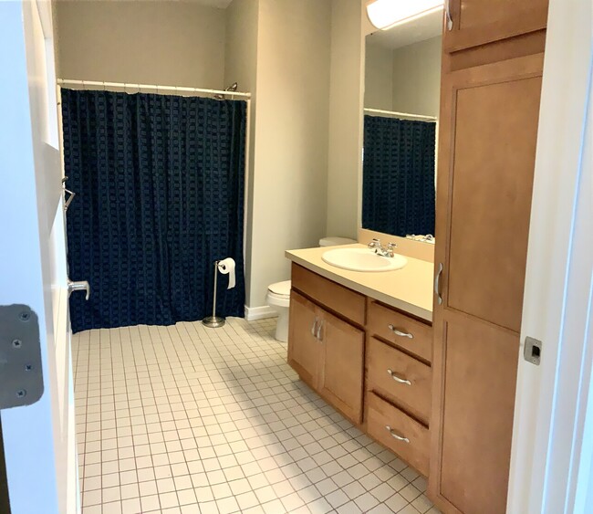 Building Photo - 1401 State St - Unit 405