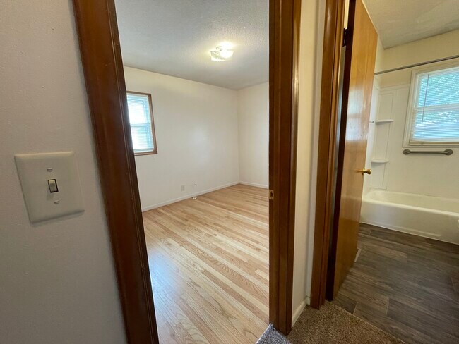 Building Photo - 2208 Chanticleer St