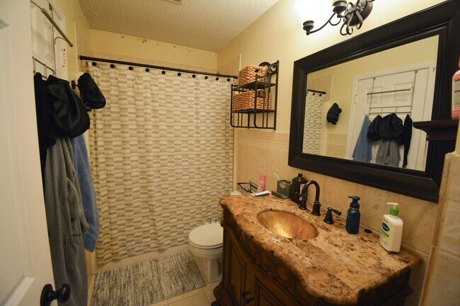 Building Photo - Spacious 4 bed 2 bath House For Rent