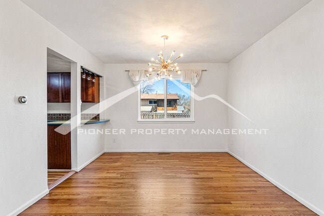 Building Photo - Beautiful Updated Home Conveniently locate...