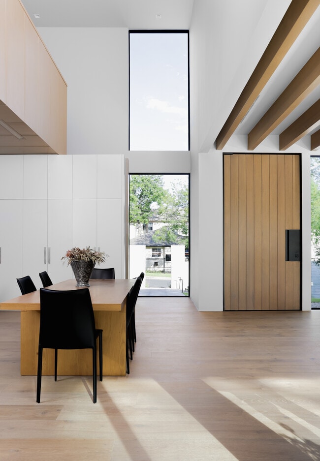 Building Photo - 2106 Matthews Dr