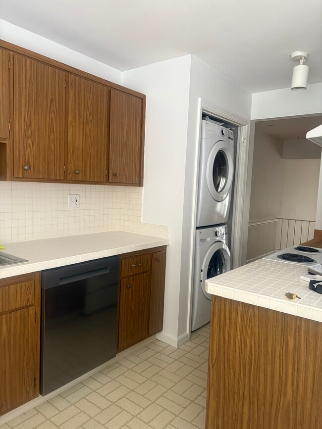 Building Photo - 160 Mead Ave