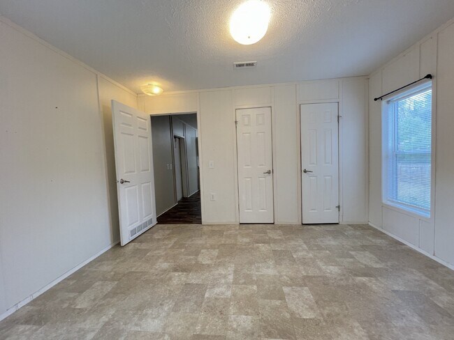 Building Photo - **COMING FIRST WEEK OF SEPTEMBER SPACIOUS 2 bd. 2 bath MOBILE HOME**