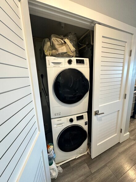 Building Photo - 55 W 5th St