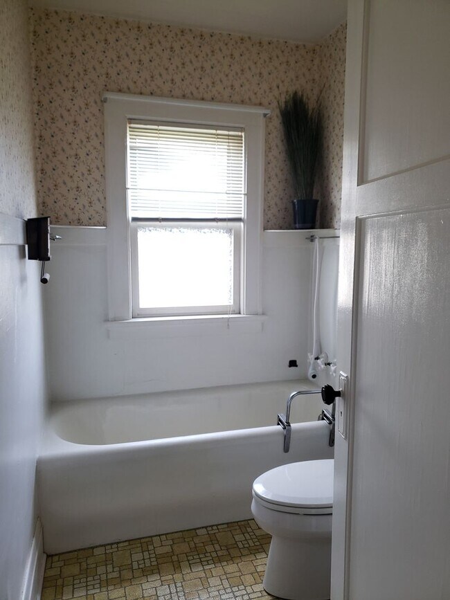 Building Photo - 3 bed 1.5 bath single family home in Wausau