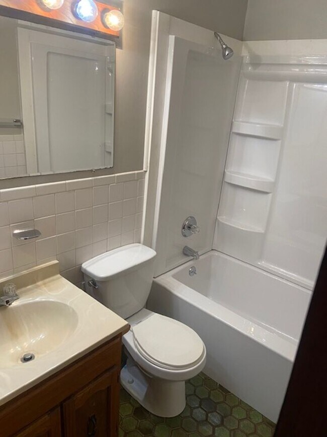 Building Photo - 1328 Bingham Dr