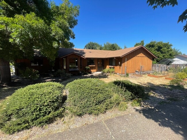 Building Photo - 3 Bedroom Home on Large Corner Lot!