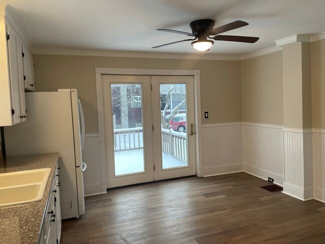 Building Photo - 242 N Hamilton St