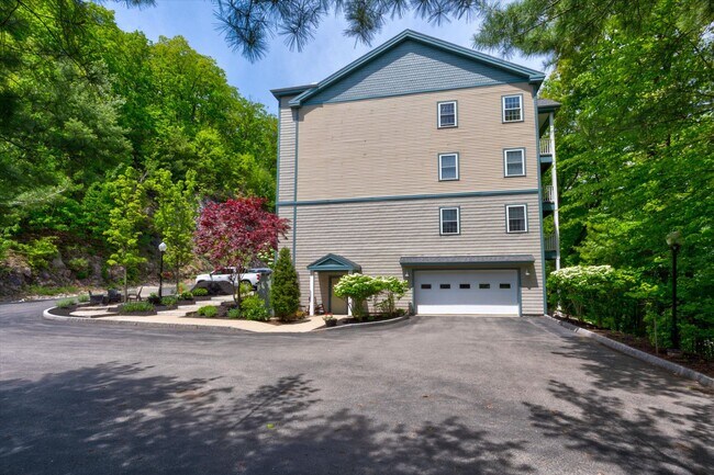 Building Photo - 3 Country Club Dr