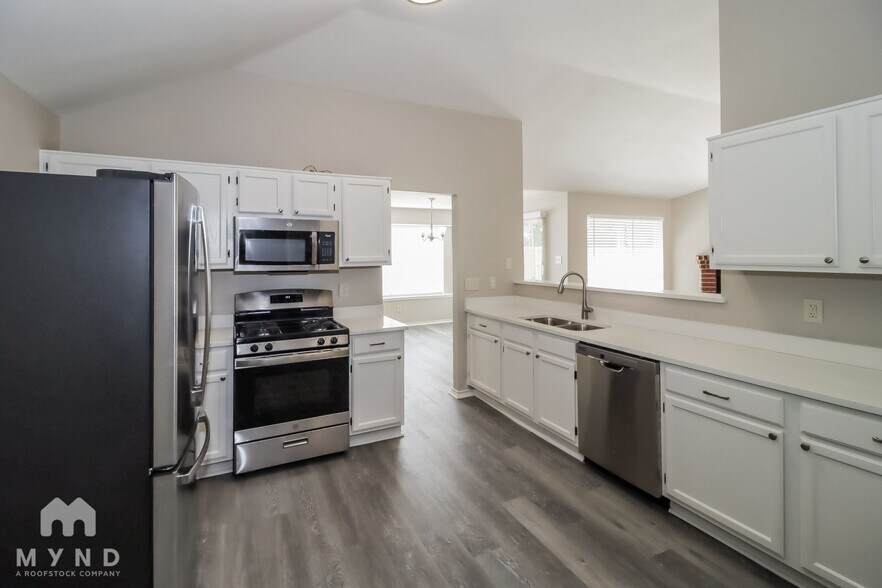 Building Photo - 4961 Briar Oaks Ln