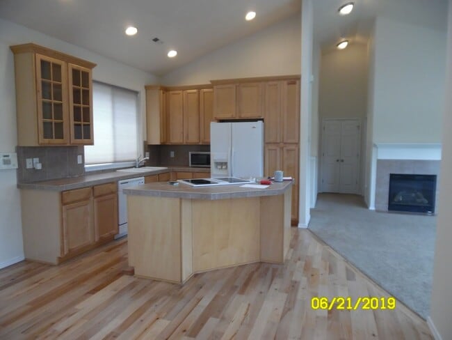 Building Photo - 325 NW Cypress St