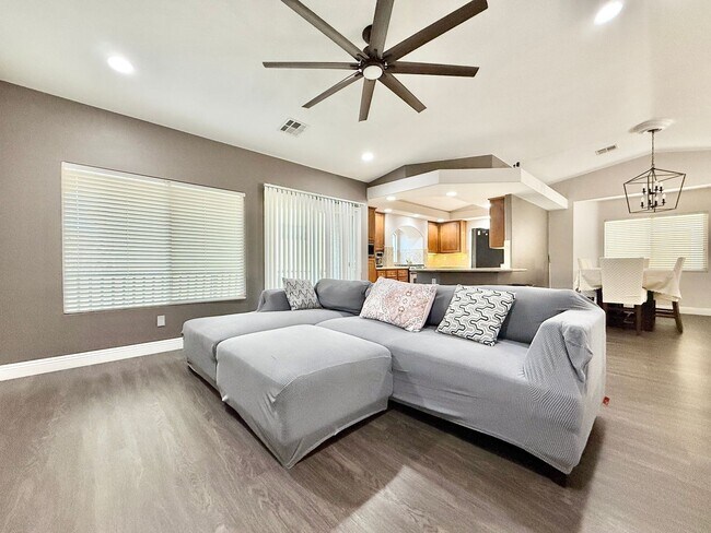 Building Photo - Charming Cul-de-Sac Home with Bonus Room & Backyard