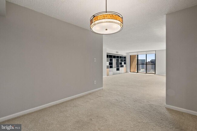 Building Photo - 1101 S Arlington Ridge Rd