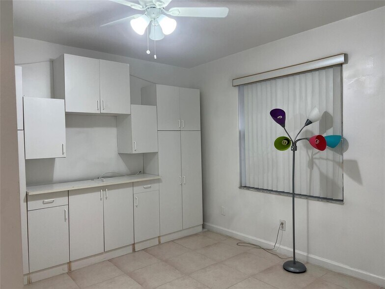 Building Photo - 7400 SW 37th Ct