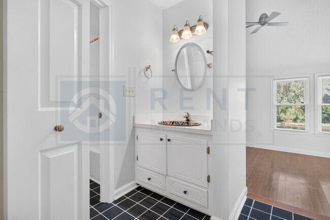 Building Photo - Beautiful Condo Available