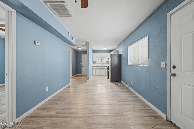 Building Photo - 2135 W Hadley St
