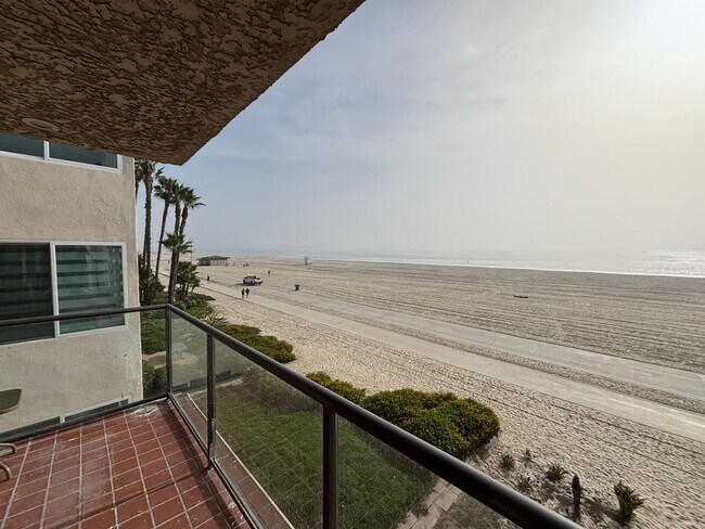 Building Photo - Remodelled Two Bedroom Condo with Ocean Views for Days!