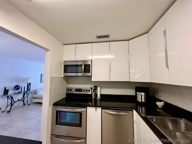 Building Photo - 6421 Bay Club Dr