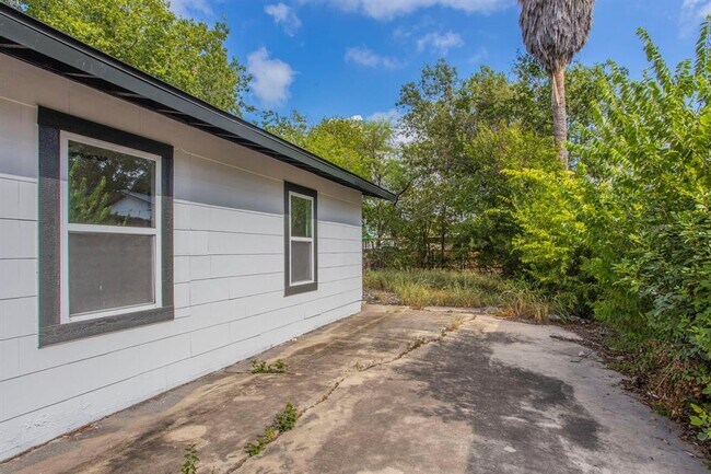 Building Photo - 415 W Hutchins Pl