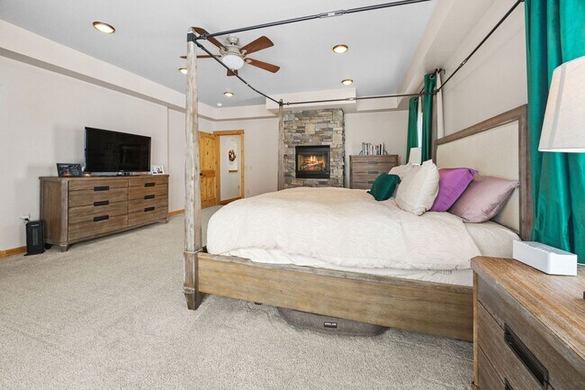 Building Photo - Spacious 6-bedroom, 4.5-bathroom home is i...