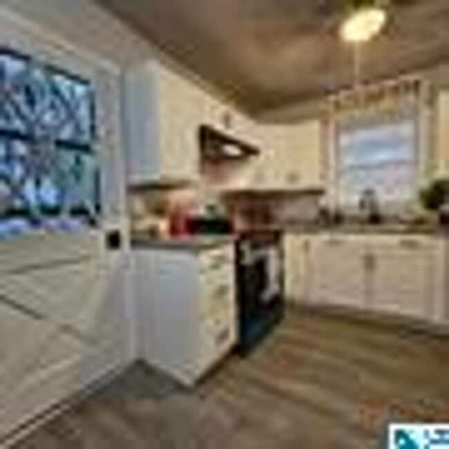 Building Photo - Charming 4 Bedroom, 1 Bathroom house