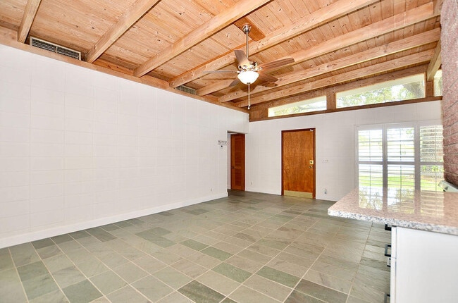 Building Photo - 505 Coconut Ave E