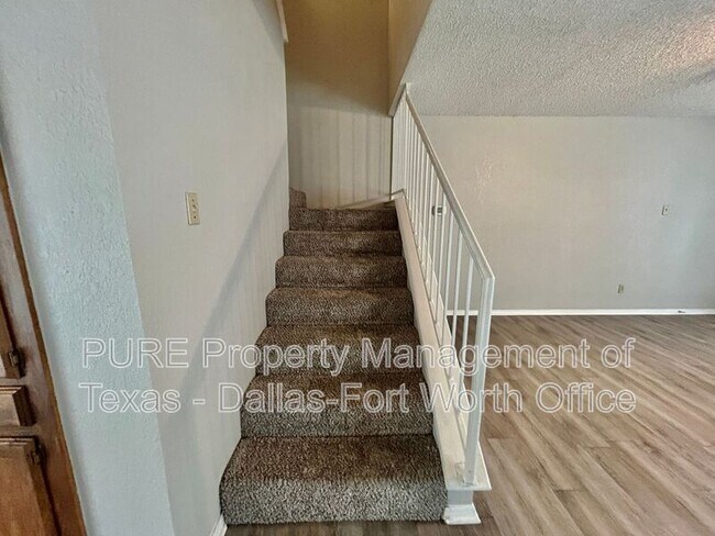Building Photo - 2415 Oak Manor