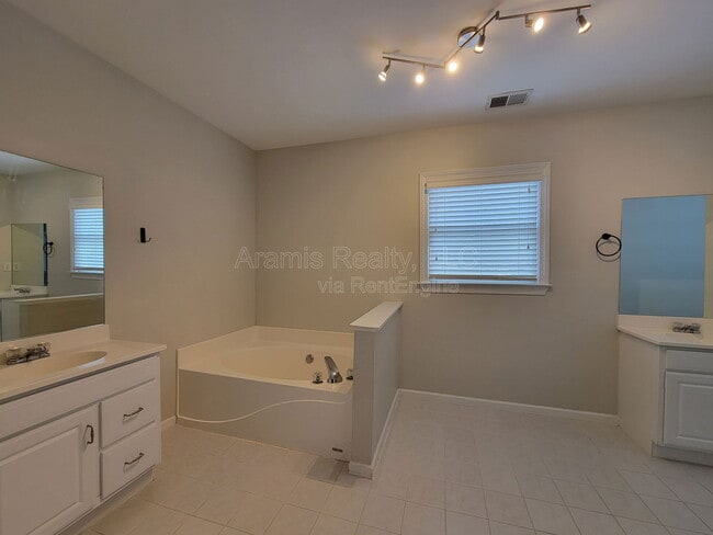 Building Photo - 3239 Osborne Rd NE