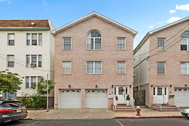 Building Photo - 188 Lembeck Ave
