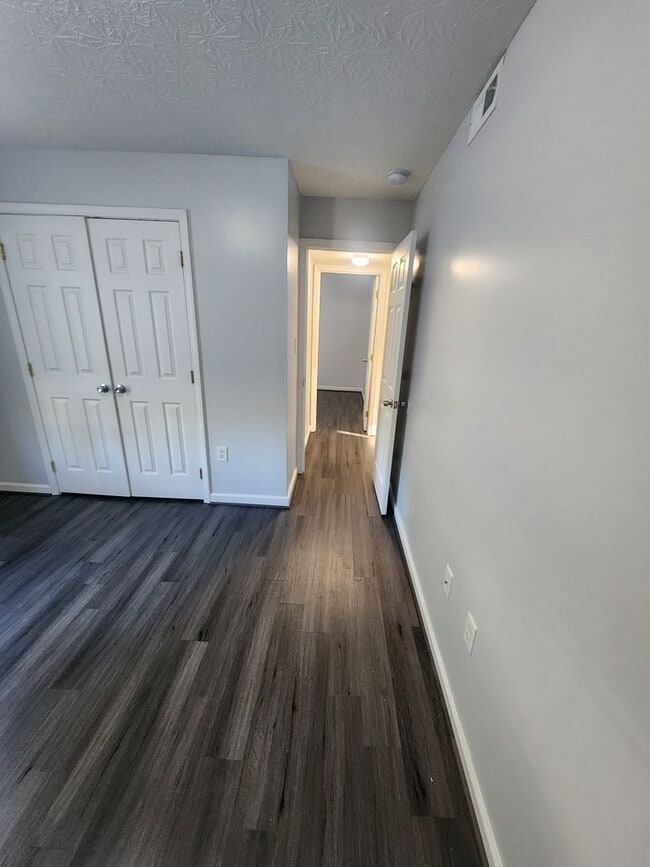 Building Photo - Spacious 2 bedroom 2 full bath 1st floor a...