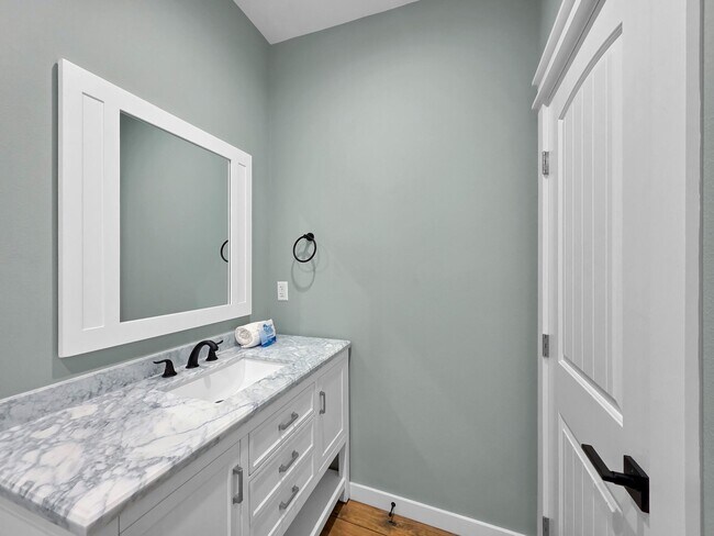 Building Photo - 1032 Sunset Cir