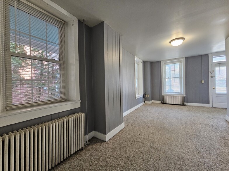 Building Photo - 1358 W Main St