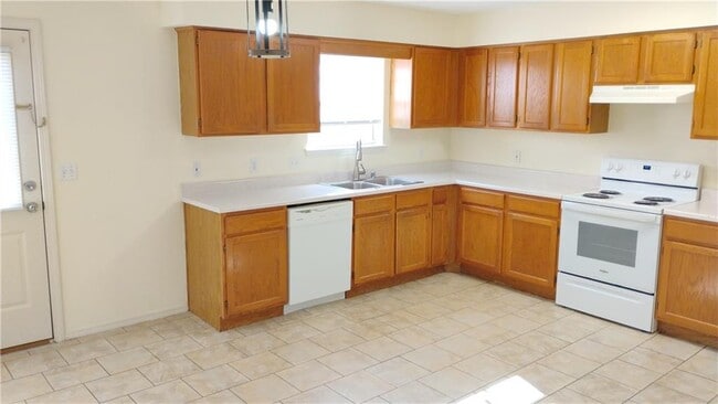 Building Photo - 44 Holly Dr