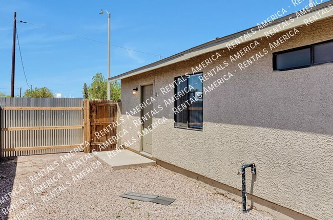 Building Photo - 1107 W Sonora St