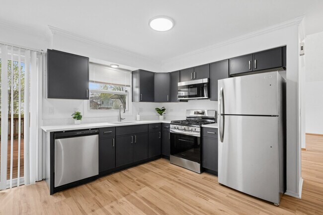 Building Photo - 1553 Brandywyn Ct N