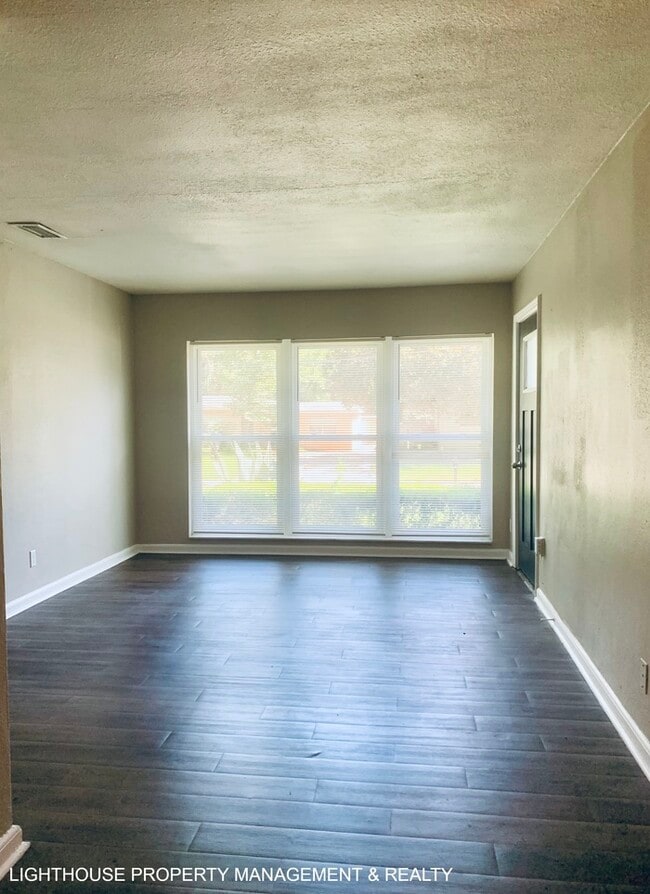 Building Photo - Large 4 Bed/2 Bath House with Carport & Fe...