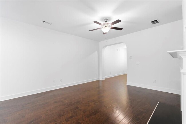 Building Photo - 1821 Edgehill Dr