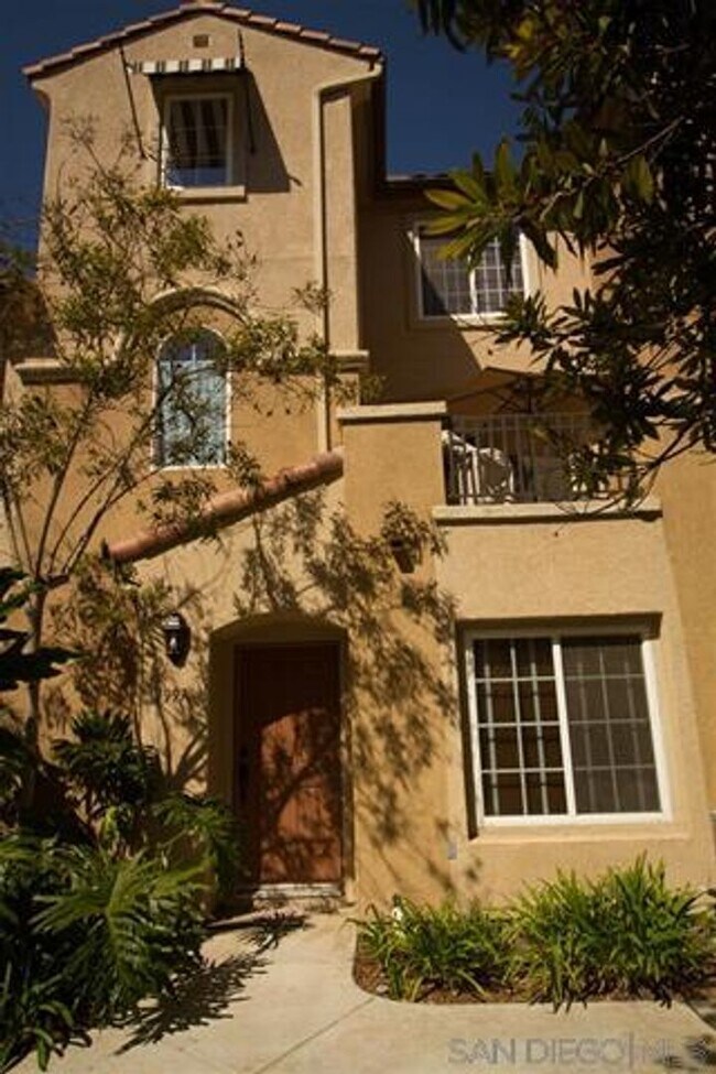 Building Photo - Modern Tri-Level Townhome – Bright, Spacio...